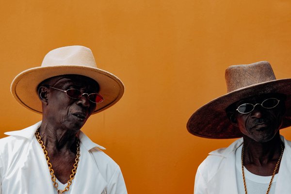 Comment intégrer des couleurs vives dans une garde-robe masculine ?